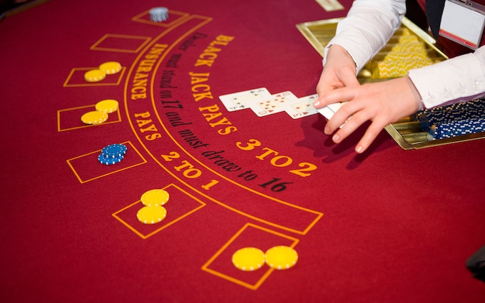 Blackjack con croupier dal vivo: gioca online, strategie vincenti, bonus esclusivi e regole del tavolo